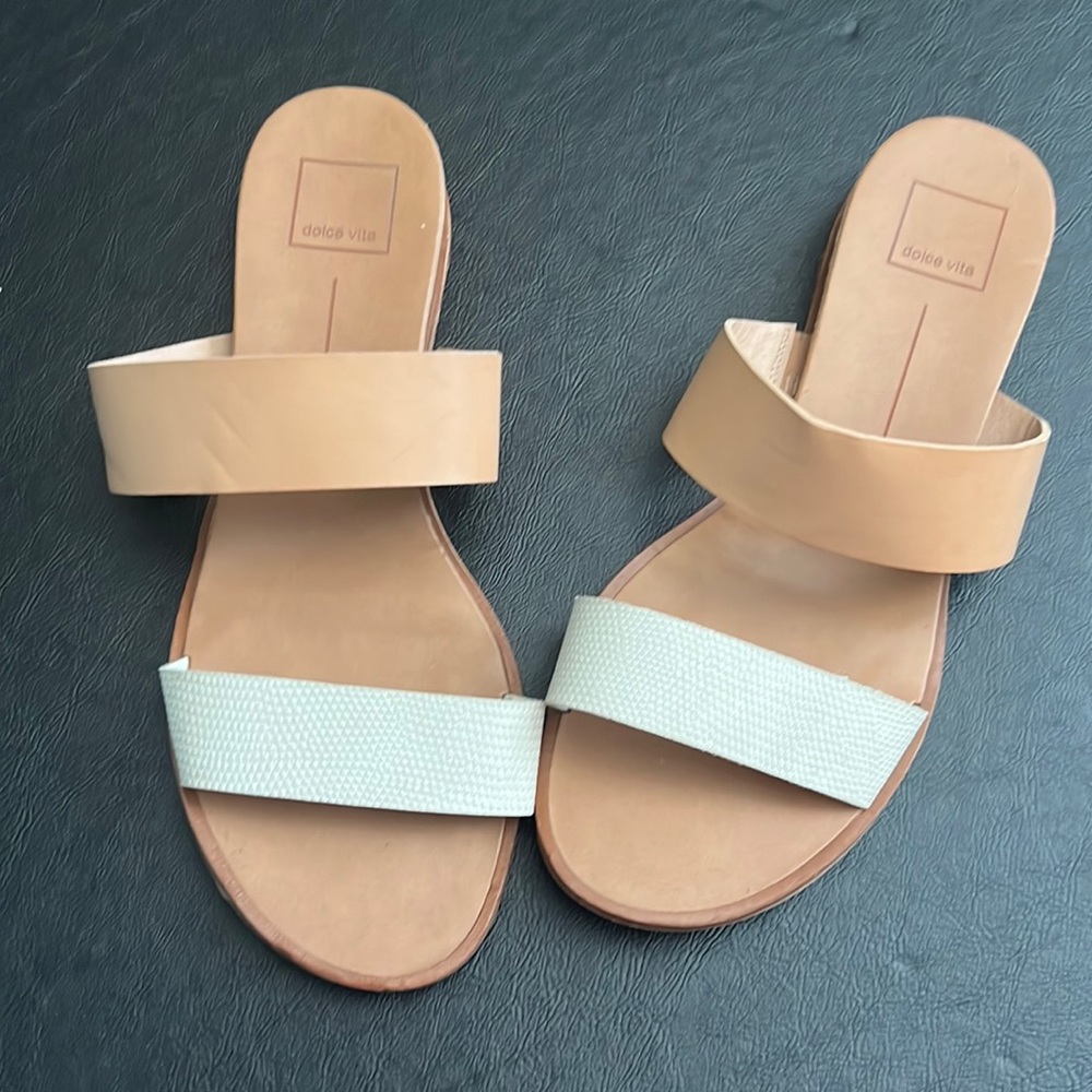 Dolce Vita Women's Flat Slide Sandals Straps Round Toe Solid tan/White 9.5 M
